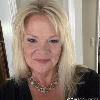 Suzanne London's Instagram, Twitter & Facebook