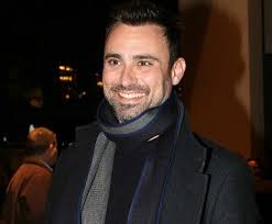 Εθνική ελλάδος, μια σειρά του γιώργου καπουτζίδη που προβάλλεται κάθε τρίτη βράδυ από το mega. O Kapoytzidhs Apanta Gia To Kopsimo Skhnhs Apo To Sirial E8nikh Ellados Lifo