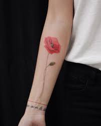 Coquelicot les fleurs pointues et sucrées d'un coquelicot symbolisent l'imagination. Delicate Poppy Tattoo Novocom Top