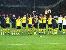 Spieler vom bvb dehnen sich: Bvb Spielt Gegen Borussia Monchengladbach Am 21 Dezember Mit Sonder Trikot Kicker