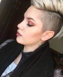 Pin van Robin Combs op hair