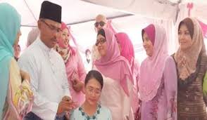 Dira yang juga merupakan ahli majlis tertinggi umno mula aktif dalam politik selepas memperlahankan aktivitinya dalam bidang seni sekitar 2015. Dira Abu Zahar Serah Borang Jadi Ahli Puteri Umno Pak Din