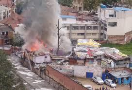 Al parecer la conflagración ocurrió en el primer piso. Incendio En Pleno Centro De Bogota Consumio Varias Viviendas Rcn Radio