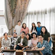 Nama ruhut dikenal luas berkat perannya sebagai tokoh pongah poltak yang mengaku raja minyak dari tarutung di sinetron gerhana. 10 Potret Adu Mesra Hotma Sitompul Vs Sunan Kalijaga