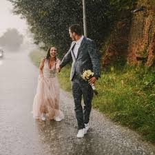 Et d'ailleurs, selon certaines sources, l'expression « mariage pluvieux, mariage heureux. Mariage Pluvieux