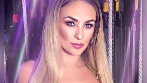 At age 13, while attending high school, she began her road to fame, participating in beauty pageants. La Osada Imagen Con Que Aracely Arambula Le Dio La Bienvenida Al 2021 Meganoticias