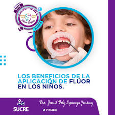 👦El flúor es un mineral natural que sirve para 💜ayudar a prevenir caries  en niños por sus propiedades antibacterianas🦷. Se encuentra en diversos  alimentos como espinacas, uvas y cereales. 👩‍⚕️Además, es posible