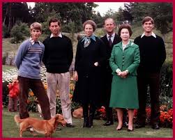 Rainha elizabeth no castelo de windsor 13/6/2020. Retrato Da Familia Real Em 1979 Rainha Elizabeth O Principe Philip Princesa Anne E Os Principes Charles And Princesa Anne Rainha Elizabeth Principe Philip