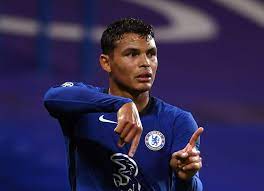 تياغو سيلفا الذي أعلن منذ فترة نيته مغادرة النادي الباريسي ورفض التجديد سيقود دفاع البلوز إضافة إلى أن لامبارد سيمنحه شارة القائد الجديد للفريق في الموسم المقبل. ØªÙŠØ§ØºÙˆ Ø³ÙŠÙ„ÙØ§ ÙŠØ¨Ø¯ÙŠ Ø§Ø³ØªÙŠØ§Ø¡Ù‡ Ù…Ù† Ø§Ù„Ø¬Ø¯ÙˆÙ„ Ø§Ù„Ù…Ø²Ø¯Ø­Ù… Ù„ØªØ³Ø¨Ø¨Ù‡ Ø¨Ø§Ù„Ø§ØµØ§Ø¨Ø§Øª