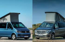 Ces Deux Vans A Toit Relevable Sont Directement Commercialisees Dans Les Reseaux Vw Et Mercedes Si Le California Est Entieremen Volkswagen Car Car Camping