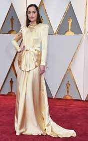 Dakota johnson ha sorprendido en la alfombra roja de los oscar con un look muy recatado y tapado, quizá para equilibrar sus sensuales estilismos en la gran pantalla en cincuenta sombras más oscuras, pero nunca pensé que la actriz fuera a decantarse por esta apuesta tan vintage. Oscars 2017 Fashion Live From The Red Carpet Red Carpet Oscars Oscars Red Carpet Dresses Red Carpet Dresses 2017