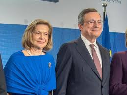 Mario draghi moglie, figli età, curriculum e biografia curriculum carriera politica nella bce che lascerà ad ottobre alla goldman sachs, vita privata. Wx3alwtowlpt9m
