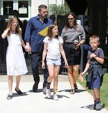She married costar scott foley in 2000, the same year. Ben Affleck And Jennifer Garner S Kids Meet Their Children