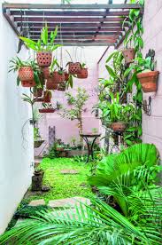 Kamu bisa membuat taman bunga bunga minimalis depan rumah dengan menanam sejumlah bunga perennial atau bunga berumur panjang. Inspirasi Desain Taman Belakang Rumah Yang Mungil Dan Asri Blog Unik