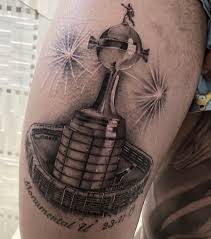 O troféu é cheio de curiosidades e mistéri nada mais emblemático do que ver o capitão do seu time levantar a. Gabigol Eterniza Titulo Da Libertadores Com Tatuagem So Noticias