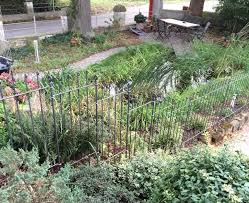 Der Gartenzaun Als Grundstuck Abgrenzung Im Gefalle Aufgebaut Zaun Gartenzaun Garten