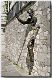 The statue is situated in a place named after marcel aymé in beautiful montmartre. Montmartre 6 Reflexe Photo Luciole L Art Exterieur Art Public Montmartre