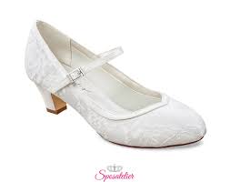 Scarpe da sposa in pizzo online economiche chiuse avanti con plateau e fiori in raso tacchi alti e cinturino per la caviglia negozio italiano numeri dal 34 al 42 scarpe economiche online. Scarpe Da Sposa Comode Online In Pizzo Con Tacco 5 Cm Color Avoriosposatelier
