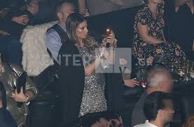 Περιμένει το δεύτερο παιδί της η αθηνά οικονομάκου! A8hna Oikonomakoy Me Poly Foyskwmenh Koilitsa Kai Lamperh Emfanish Sta Mpoyzoykia Me Ton Syzygo Ths Filippo Mixopoylo Zinapost Gr