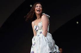 The site has reached a size of 169 articles, and is now the largest online database on the singer. Lorde Is Crowned On The 1 000 000 000 List For Royals Billboard