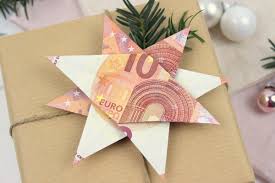 Schneiden sie sich ein stück papier in der gleichen größe wie der geldschein, die sie verschenken möchten und machen sie probeversuche bis sie zufrieden mit dem. Diy Origami Stern Aus Geldscheinen Geldgeschenk Zu Weihnachten