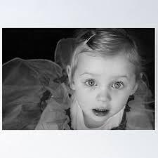 Petite Fille Regardant Un Impressions Rigides Merch & Gifts for Sale