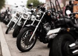 Josué - 🏍️...Esta niñita entró en un bar de moteros a medianoche y le  preguntó al hombre más aterrador del lugar si podía ayudarla a encontrar a  su mamá. Todos los moteros