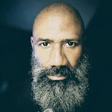 Tôi nghĩ việc bắt nạt đàn ông vì hói hoặc hói đã thoát khỏi tầm tay. Giống  như đàn ông giờ phải đi cấy tóc chỉ để tránh bị ám chỉ di