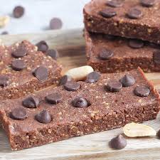 Homemade Peanut Butter Chocolate Protein Bars Kelly Repassante En 2020 Recette Beurre De Cacahuete Gateaux Et Desserts Recettes De Cuisine