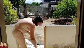 裸体家庭主妇打扫阳台在线观看