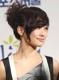 By feathering it in a boyish style and shaving the sides right above your ears, you'll achieve a modern young and restless punk look that will make you appear quite daring. Nicole Jung ì •ë‹ˆì½œ Facebook