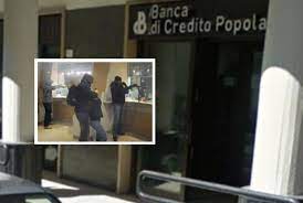 Trova gli sportelli bancomat della banca più vicina a te per prelevare denaro contante con mappa e indirizzo su tuttocittà. Marcianise Super Rapina In Banca Ladri In Fuga Con Un Bottino Da 100mila Euro