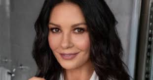 Es zeigt die schauspielerin und ihren ehemann in einem innigen moment. Catherine Zeta Jones Uses Christmas To Promote Her Own Brand Of Makeup Know The Story Injalm