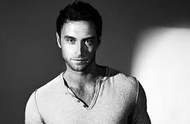 Efter en kavalkad av kvinnliga segrare så var det äntligen dags för måns zelmerlöw att bli eurovision vinnare de. Last Year S Eurovision Winner Mans Zelmerlow Has A New Single Called Fire In The Rain Project U Pop Music No Bullshit