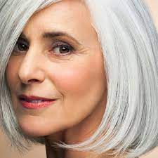 Des fenêtres pratiquées dans la perruque permettaient de mêler les vrais aux faux cheveux sans qu'il n'y parût. Comment Porter Les Cheveux Blancs A 60 Ans Femme Actuelle Le Mag