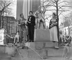  актёр , режиссёр, сценарист, продюсер . Datei Italiaanse Filmsterren Rossano Brazzi En Milly Vitale Opnamen Fontein Door Stor Bestanddeelnr 906 8516 Jpg Wikipedia