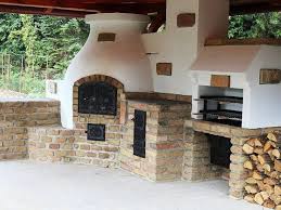 Kompakte Aussenkuche Mit Bbq Pizzaofen Und Traditionellem Herd Schone Sommerkuche Mit Herd Backofen Grill Hintergarten Pizzaofen Garten Hinterhof Kuche