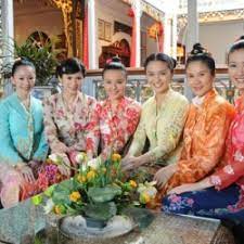 Manakala bagi etnik cina rukun teras utama ialah bahasa cina, pendidikan cina dan kebudayaan cina dan nilai induknya ialah persanakan (filial piety) yang mana manifestasi utamanya ialah solidarity melalui persatuan mereka. Kaum Cina Di Malaysia Tsem Rinpoche