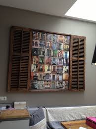 brocante sfeervolle muurdecoratie met louvre luiken van oud hout inclusief een linnenfotoschilderij met ramen van madrid en barcel louvre woonideeen oud hout