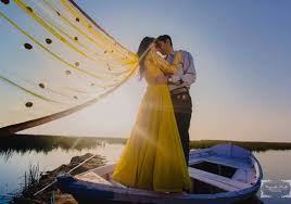 Jika tak ingin mengambil foto di dalam ruangan, kamu bisa memanfaatkan alam sekitar untuk mengambil foto yang satu ini. What To Wear To A Pre Wedding Shoot To Add Visual Drama 9 Options For Brides The Urban Guide