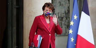 Le fameux pass culture, ce chéquier numérique offert pour leur majorité à tous les jeunes français, est donc désormais généralisé aux 800 000 jeunes concernés. Bachelot Veut Baisser Le Montant Du Pass Culture De 500 A 300 Et Ameliorer Son Efficacite