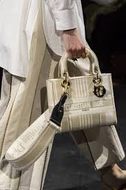 Fierce finishes and standout embellishments make christian dior bags covetable and modern for an instant style upgrade. Dior Spring 2021 Fashion Show Details The Impression Fashion Bags Dior Handbags Trending Handbag