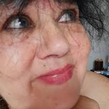 Caroline, 62 ans, est mannequin lingerie. Après une rupture d'anévrisme,  elle décide de changer de vie et de se battre pour la visibilité des  personnes plus âgées dans la société. Brut l'a