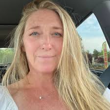 Robyn Eldridge's Instagram, Twitter & Facebook