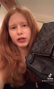 Le borse invendute vengono distrutte": la tiktoker denuncia gli sprechi  delle case di moda