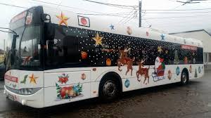 Bunicutul rumen in obraji, cu barba alba ca zapada, a pornit la drum prin lumea larga. Autobuzul Lui Mos Craciun Cutreiera Toata Baia Mare Vezi Traseul Ziarmm