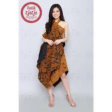Selain mengangkat identitas umat muslim, sarung juga nyaman dikenakan dengan desain yang tak kalah trendy dari celana maupun rok. 30 Desain Baju Batik Wanita Modern Casual Kombinasi Terbaru