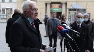 Trikolóra bude stát hlavně na osobě svého zakladatele, který po vzoru svého otce bude sbírat hlasy díky svému citu na odhadnutí nálad částí společnosti. Klaus Po Domacim Leceni Muze Opustit Karantenu Exprezident Se Koronavirem Nakazil Na Konci Unora Irozhlas Spolehlive Zpravy