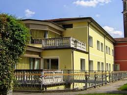 Il complesso insiste su un'area di 10.000 mq e ha la capienza complessiva di 44 posti letto suddivisi in 28 camere tra singole e doppie. Coronavirus A Treviso Case Di Riposo Torna L Incubo A Spresiano Contagiati Uno Su Tre Corrieredelveneto It