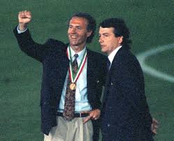 He played as defender for bayern munich, hamburger sv and cosmos new york. Weltmeister 1990 Franz Beckenbauer Und Der Fussball